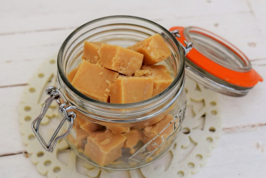 Easy-peanut-butter-fudge-lucyloves-foodblog