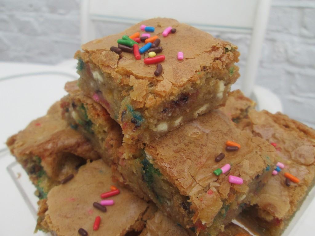 funfetti-blondies-lucyloves-foodblog