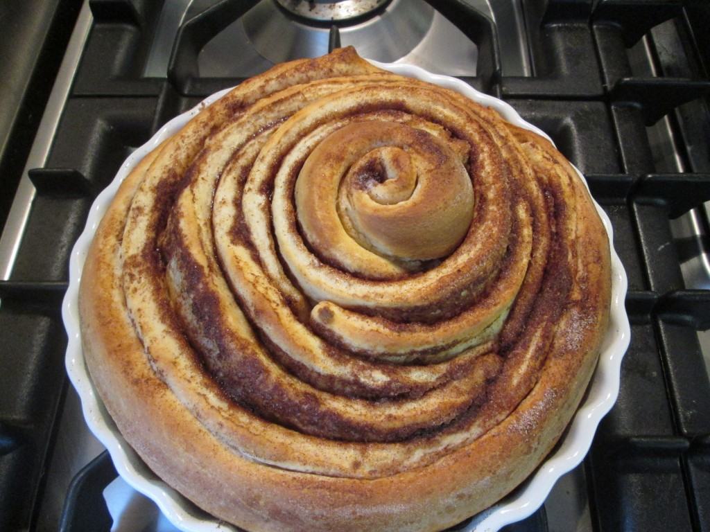 Giant-cinnamon-roll-lucyloves-foodblog