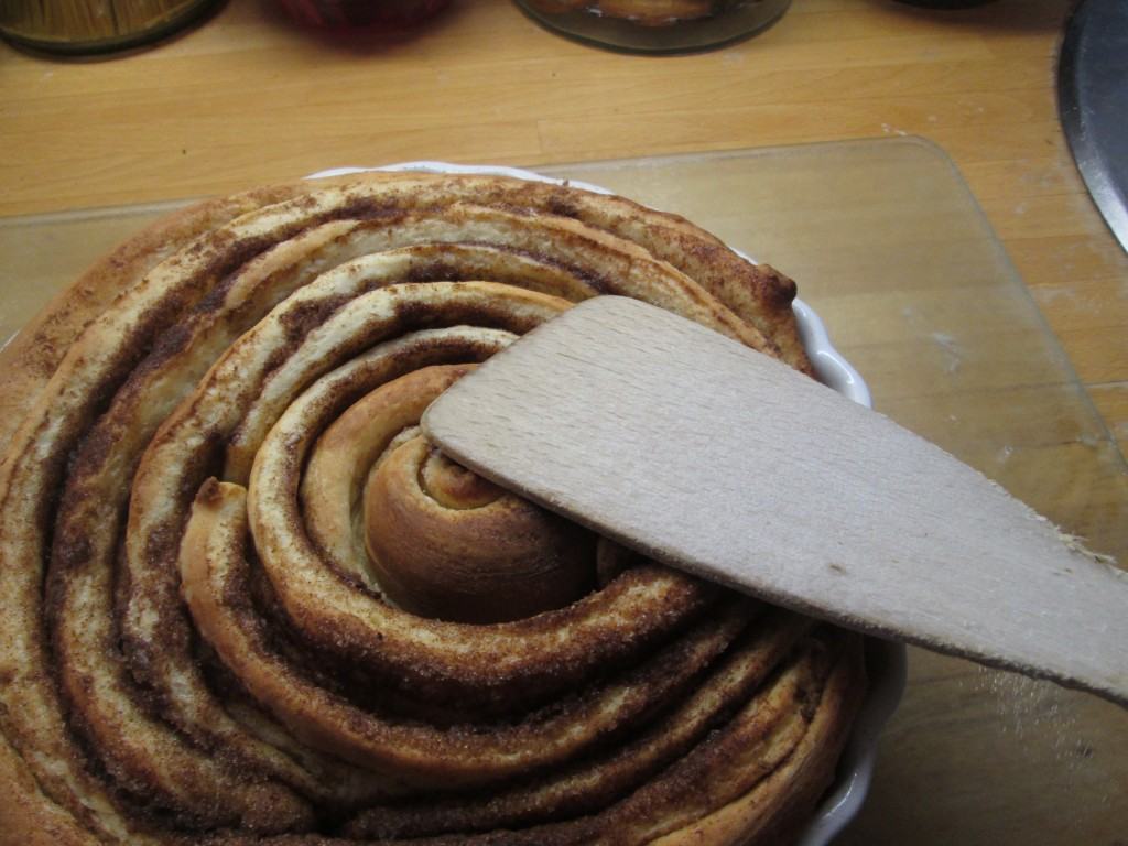 Giant-cinnamon-roll-lucyloves-foodblog