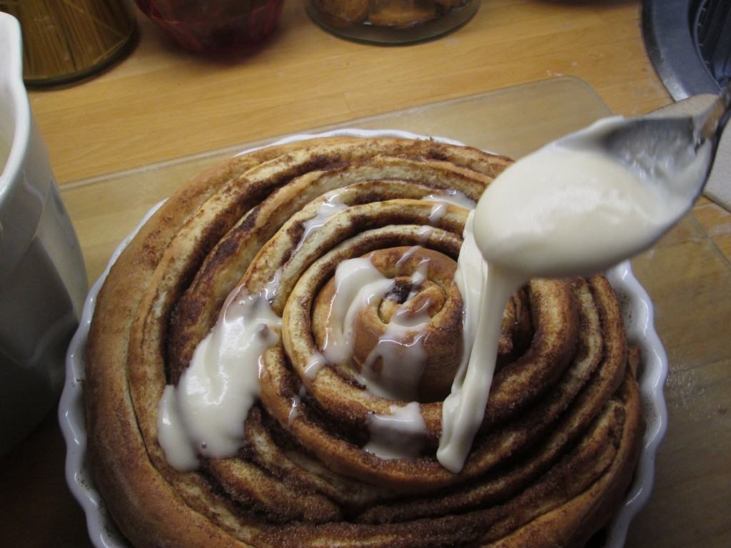 giant-cinnamon-roll-lucyloves-foodblog