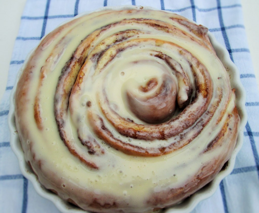 Giant-cinnamon-roll-lucyloves-foodblog