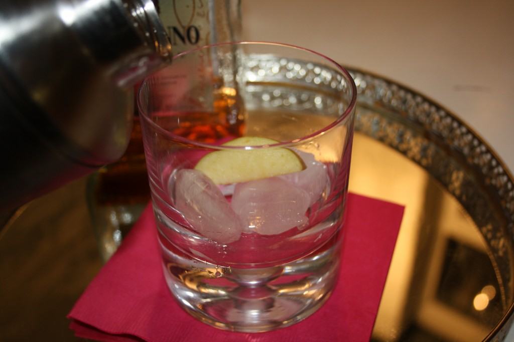 Amaretto-cranberry-apple-cocktail-lucyloves-foodblog