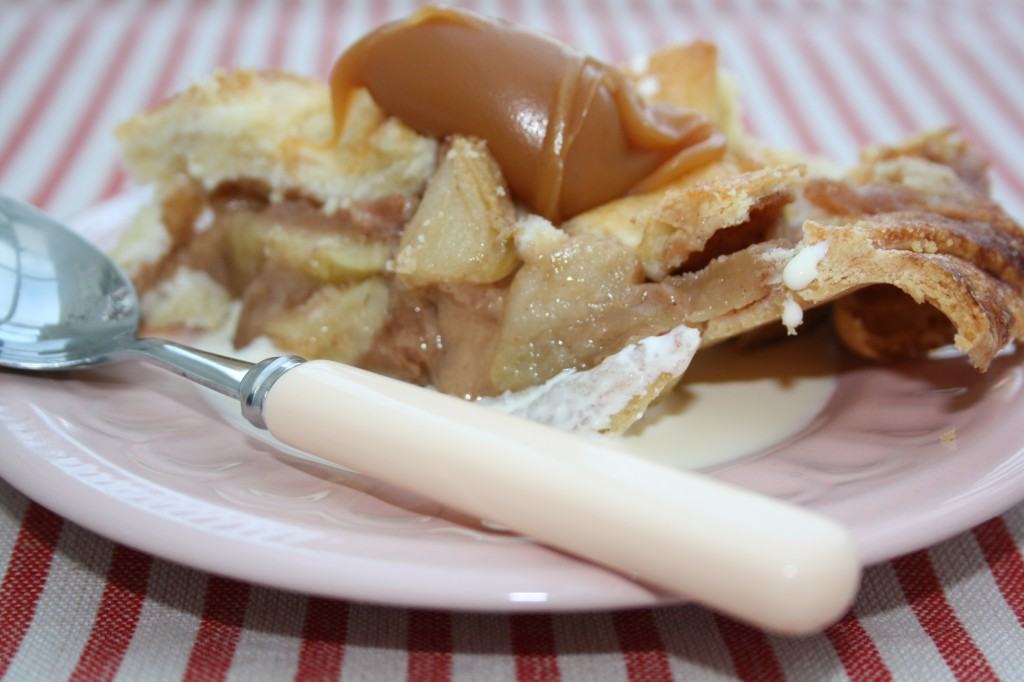 Caramel-apple-pie-lucyloves-foodblog