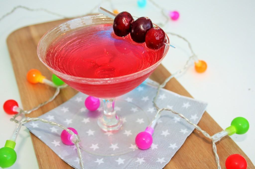 Christmas-cranberry-cocktail-lucyloves-foodblog